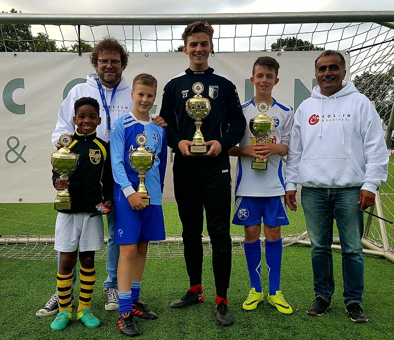 V.l.n.r.: Jayfone Amankwa-Gyamfi (SV Zwolle), Jan Veldman (sponsor Colijn & Partners), Kai Zijda (SVI), Huib Veurink (Berkum), Thom Kardinaal (HTC) en Huseyin Torunlar (hoofdscheidsrechter).