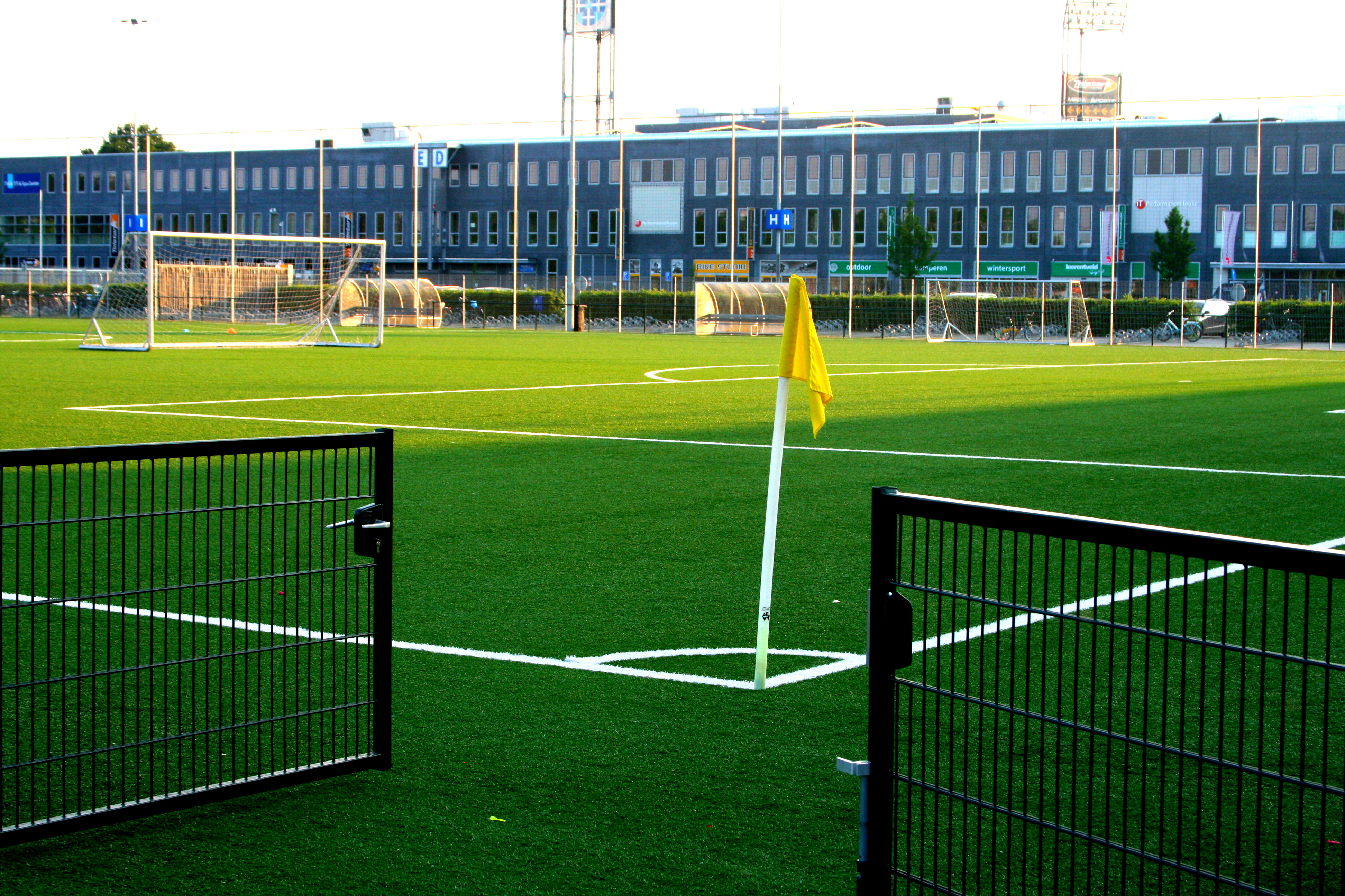 Sportraad Amsterdam zwengelt discussie over commerciële voetbalscholen aan