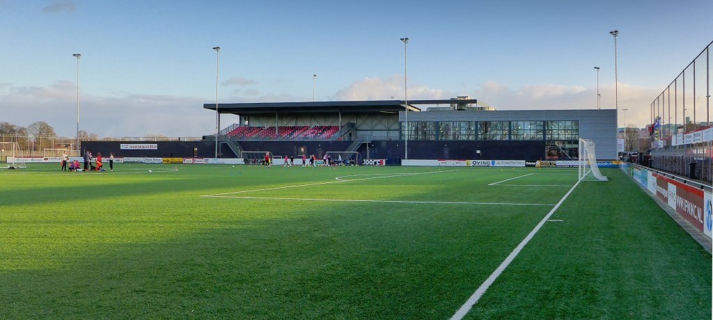 Vrouwen 1 boekt zwaarbevochten zege in topper