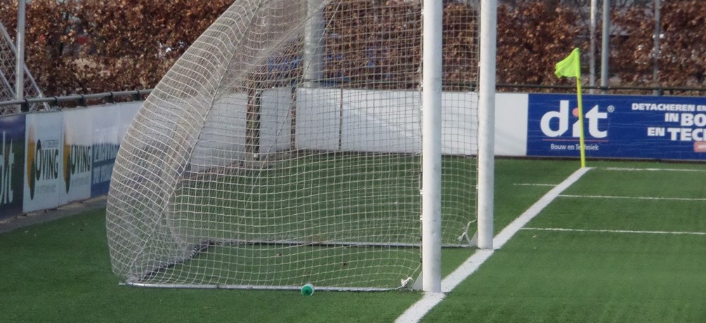 Vrouwen 1 boekt zwaarbevochten zege in topper