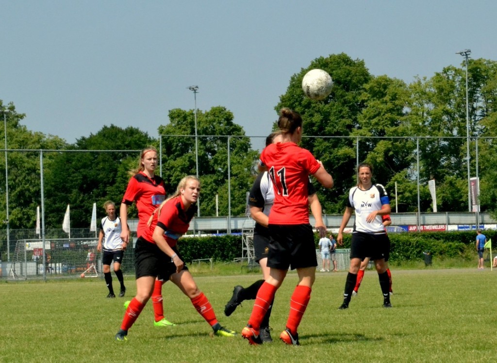 Vrouwen2 Oranje Nassau foto2