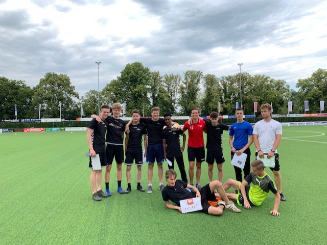 Ouders mini's danken trainers voetbalschool