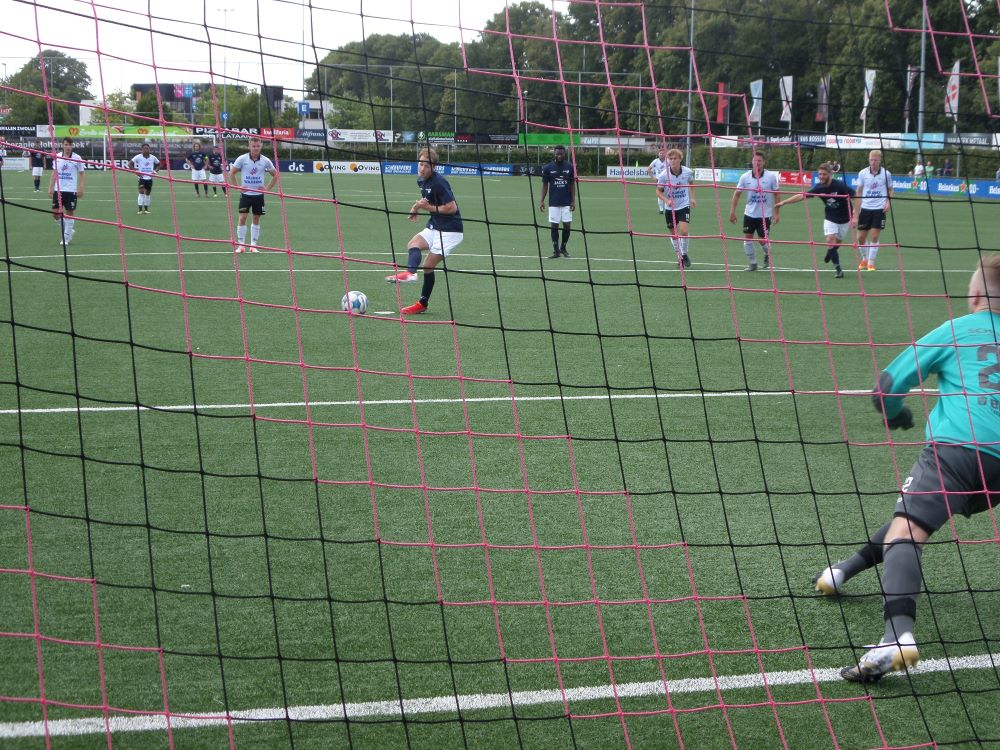 Jarno van Essen in beeld bij Pec Zwolle en FC Emmen