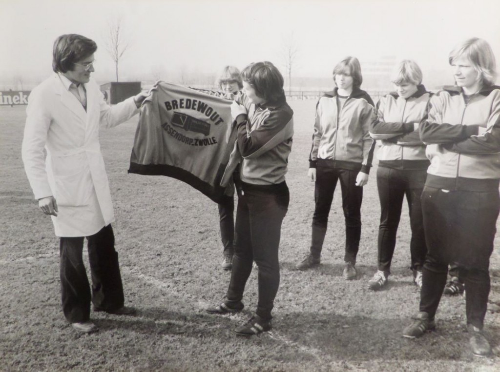 Nieuwe trainingspakken, v.l.n.r. Hilma Tieks, aanvoerdster Marietje Roeland, Jeanet Baarslag (?),  Jeanette van der Haar -Snijder en Joke de Lange