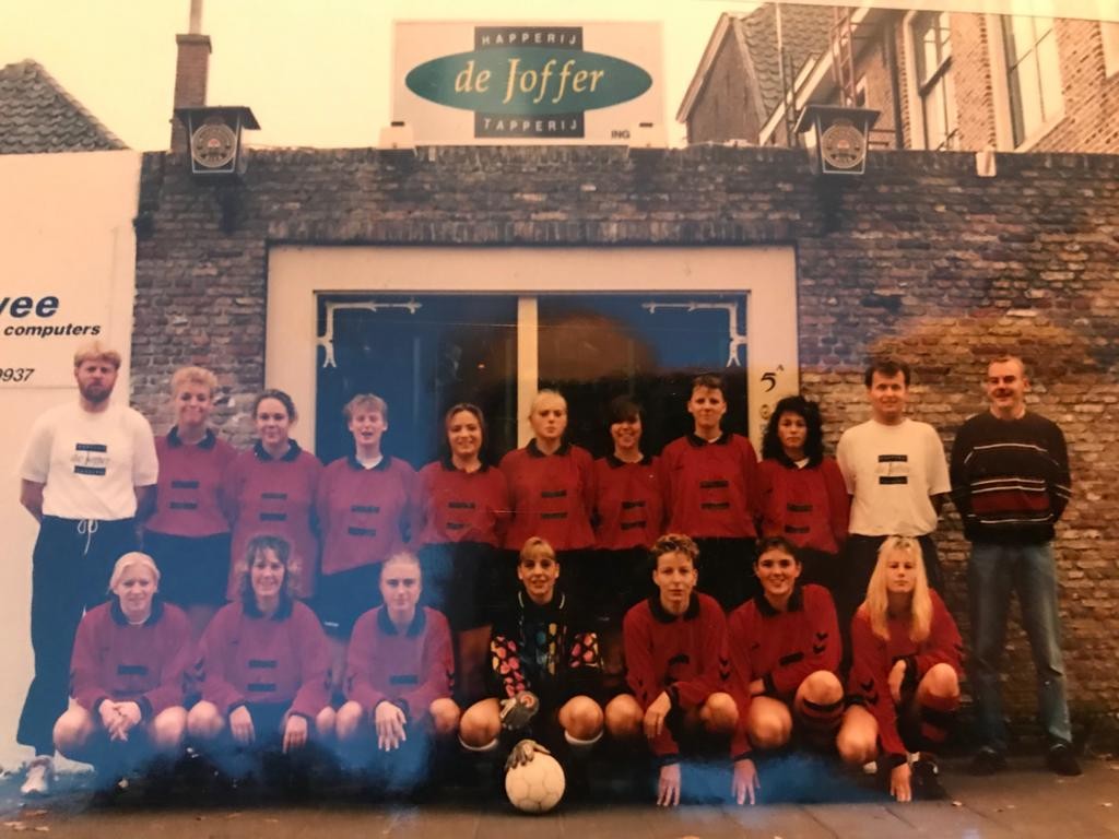 Boven, v.l.n.r.  Jan Oord, Jeannet Bisschop, Wendie Kieft, Carolien Nijenhuis, Ingrid Hup, Anke van Vilsteren, Erna Jansen, Lisette Arink, Mary Willemsen, Jan de Gunst en sponsor. Beneden: Emma, Astrid Zweers, Tanja Maassen, Simone WIllemsen, Jolande Westendorp, Linda, Marieke van Elmpt.