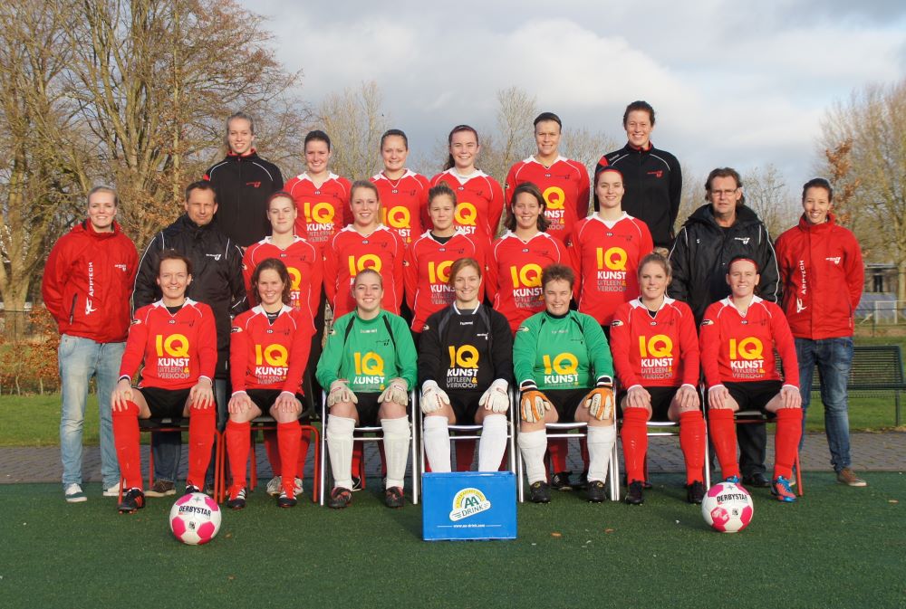 Voor v.l.n.r: Linda Bunt, Ellen Marissink, Sharon Kats, Maxime Welten, Karin Luchies, Suzanne Herpel, Sanne van Vemde Midden v.l.n.r. Anneloes Kock, Carlo Dengerink, Jorie Schepers, Daniek Pluim, Angenita Lemstra, Marjolein Bosch, Jonneke Sterk, Bert Bourgonje, Marjolein Wildeman Achter v.l.n.r. Channa van der Moolen, Jelisa Woning, Anouk Bourgonje, Ruth Gilbers, Annelies Tuin, Karin Tersteeg
