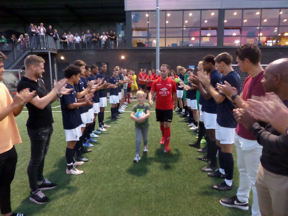 Heren 1 boegbeeld Frank Oosterhof kreeg afscheidswedstrijd