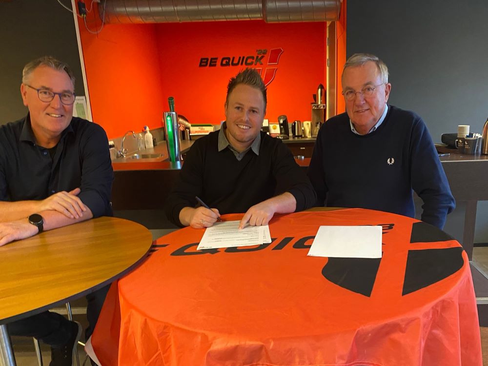 Contractondertekening met voorzitter Bert Venema. Bert Oosterhof heeft per 1 januari het penningmeesterschap van de vereniging op zich genomen.