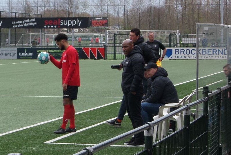 Gillian Justiana per direct naar  PEC Zwolle O21; Van Uffelen vervanger