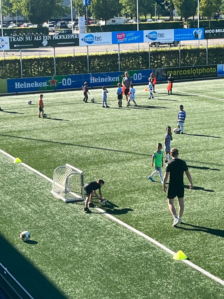 Voetbalschool BeQuick’28 onder groot enthousiasme van start