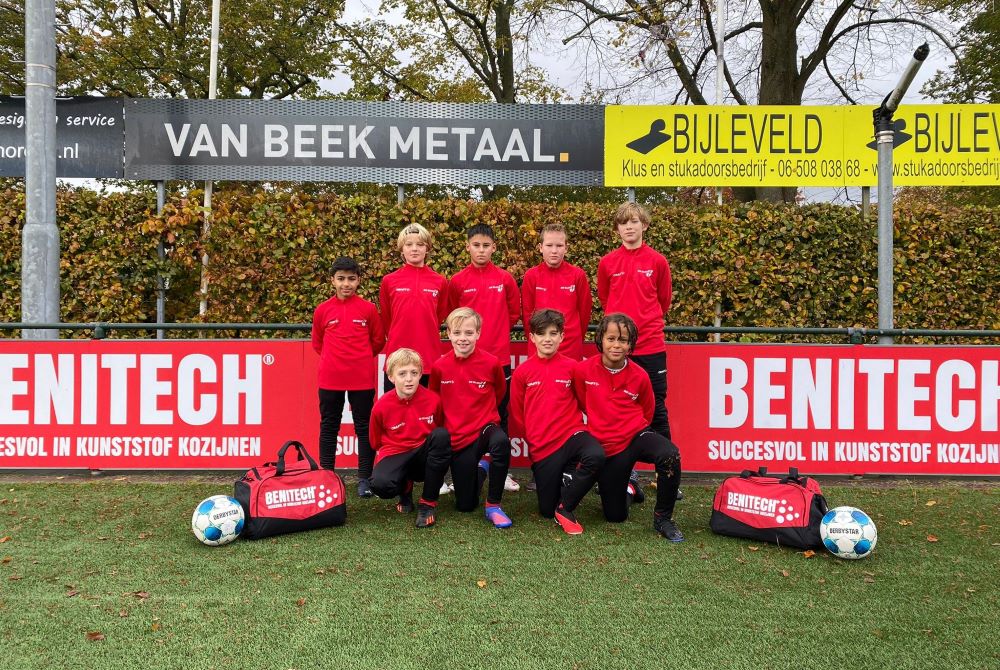 Benitech sponsort J012-1 met trainingspakken en tassen