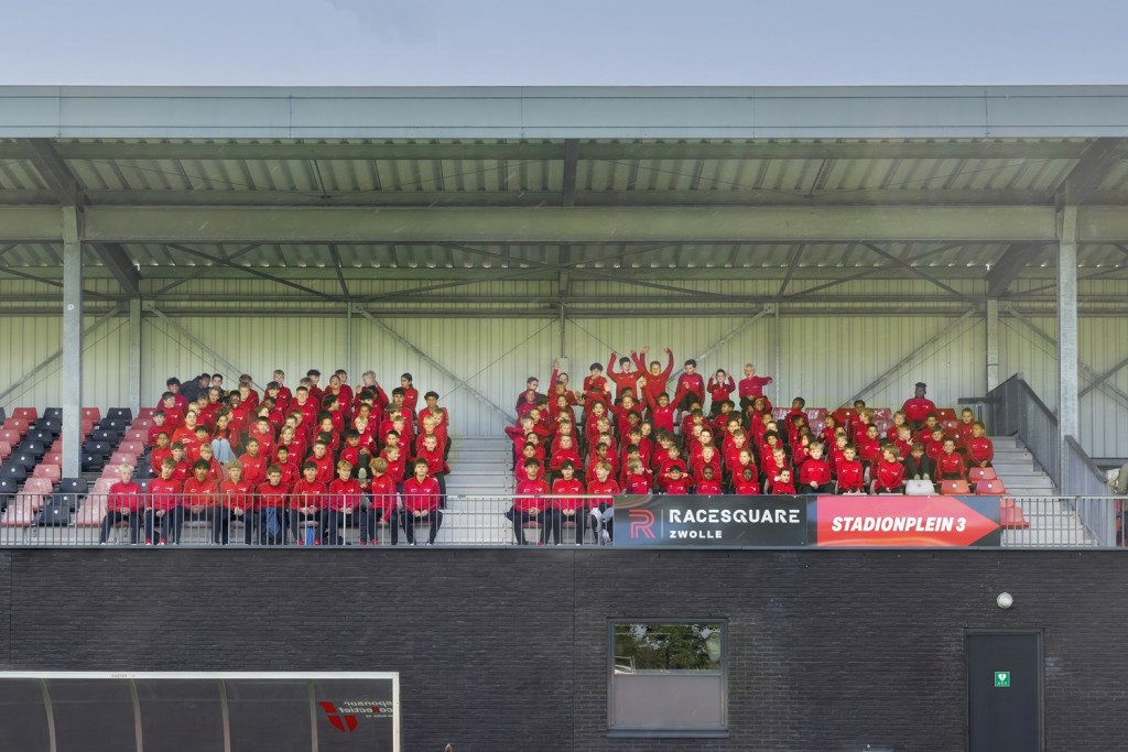 Officiële overhandiging trainingspakken door L&M Workwear & Veldman Productions