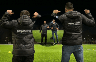 Trainers en coaches meiden- en vrouwenvoetbal in nieuwe jassen.