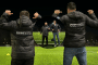 Trainers en coaches meiden- en vrouwenvoetbal in nieuwe jassen.