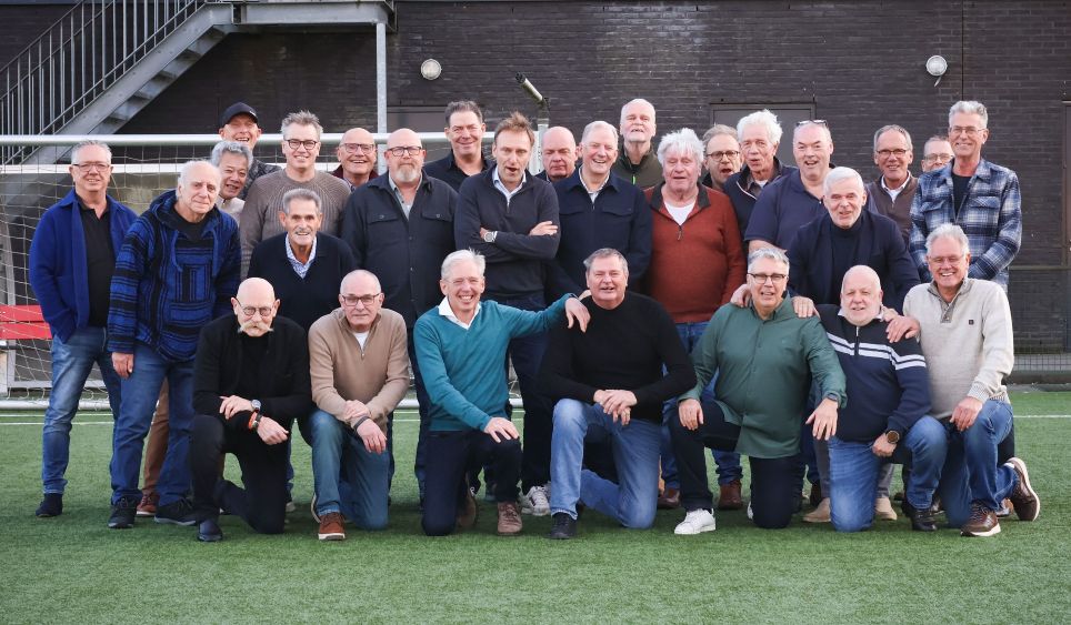 Staand, vlnr: Jan Oechies (vaste nskl = niet spelend kantinelid), Kees Lambregtse, Richard Belvroy, Bert van der Kolk, Freddy Kroes, Dick Kluiver, Dick Kamphuis,Jos Bruggeman, Han Ulderink, Menno Peterson, Rudi Kolman, René Veldman, Marcel Jansen, Piet de Vries, Jan Peterson, Harry Kroes, André Jans, Willem Snijder, Hans Bloks, Jan Vulkers en Tom Horstman. Voorste rij vlnr: Nol Kloen, Willem de Vries, Rico IJzerman, Rolf Visscher, Rolf van Olst, Arie Bijker en Dick van Eijk. Te laat voor de foto en daarom eerstvolgende wedstrijd reserve: Hans Paul Visscher.