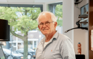 Hans Kalf (79) stopt na 65 jaar met knippen
