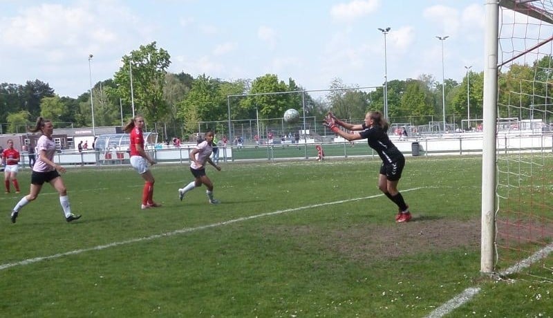 Vrouwen 1 verdeelt punten met nummer twee AZSV