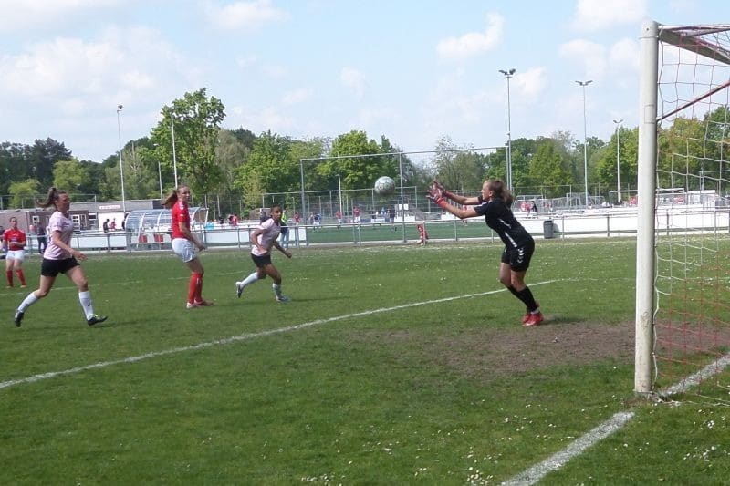 Vrouwen 1 verdeelt punten met nummer twee AZSV