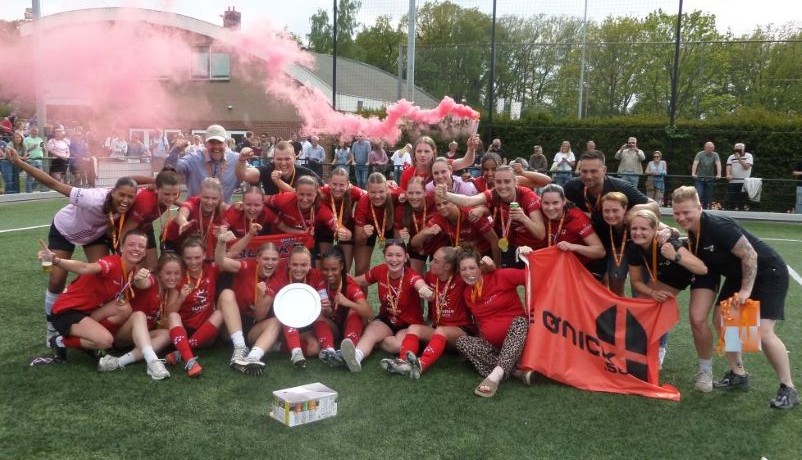 Terugblik trainer De Fretes op kampioenschap Vrouwen 1
