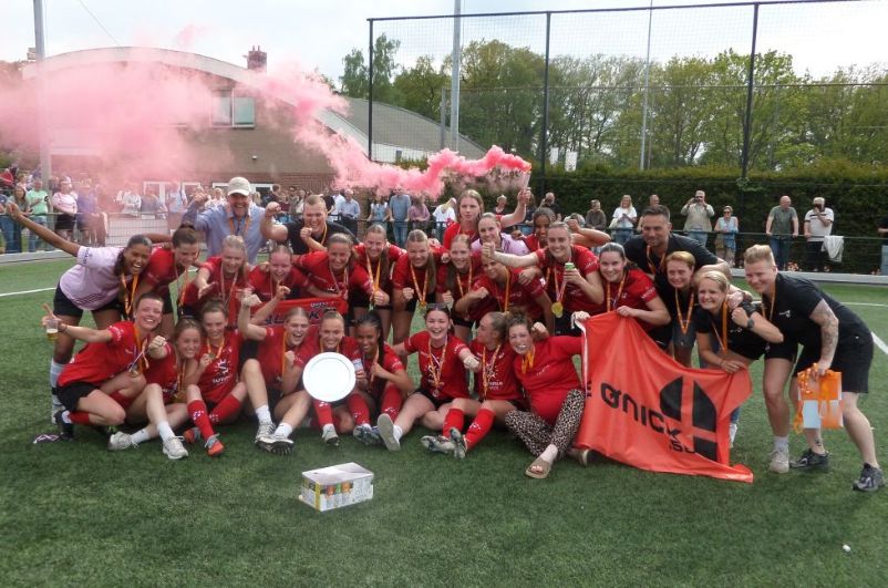 Terugblik trainer De Fretes op kampioenschap Vrouwen 1