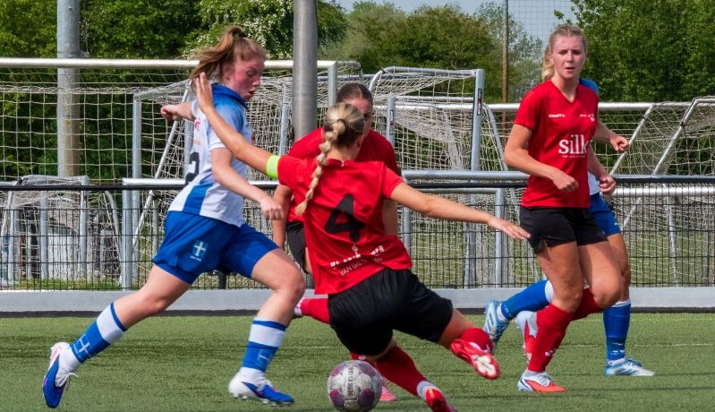 Vrouwen 2 walst over ZAC heen in stadsderby