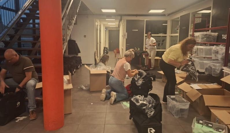 Kledingcommissie druk in de weer met voorbereidingen