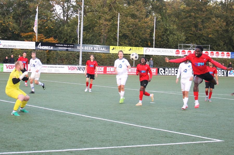 Spectaculaire actie van Deshae Abdullhai.