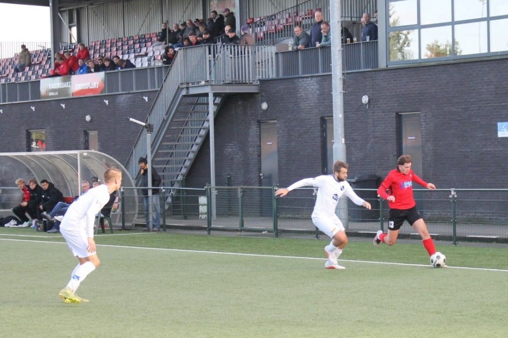 Stijn Bello komt op over de linkervleugel.