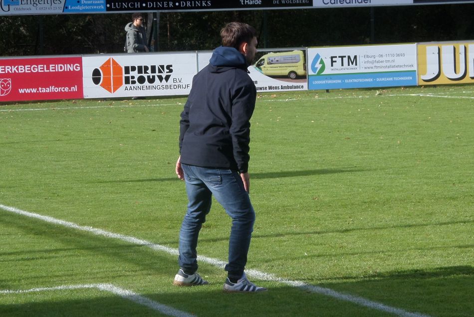 Trainer UItslag coachend in 't Harde.